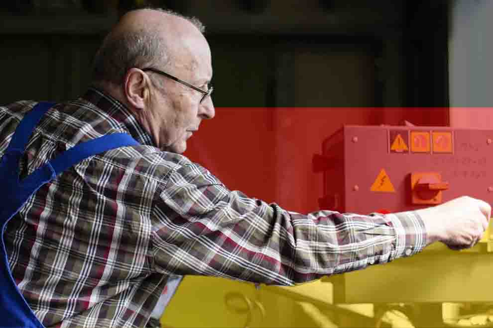 Ilustračný obrázok nemeckého dôchodcu pri práci v továrni