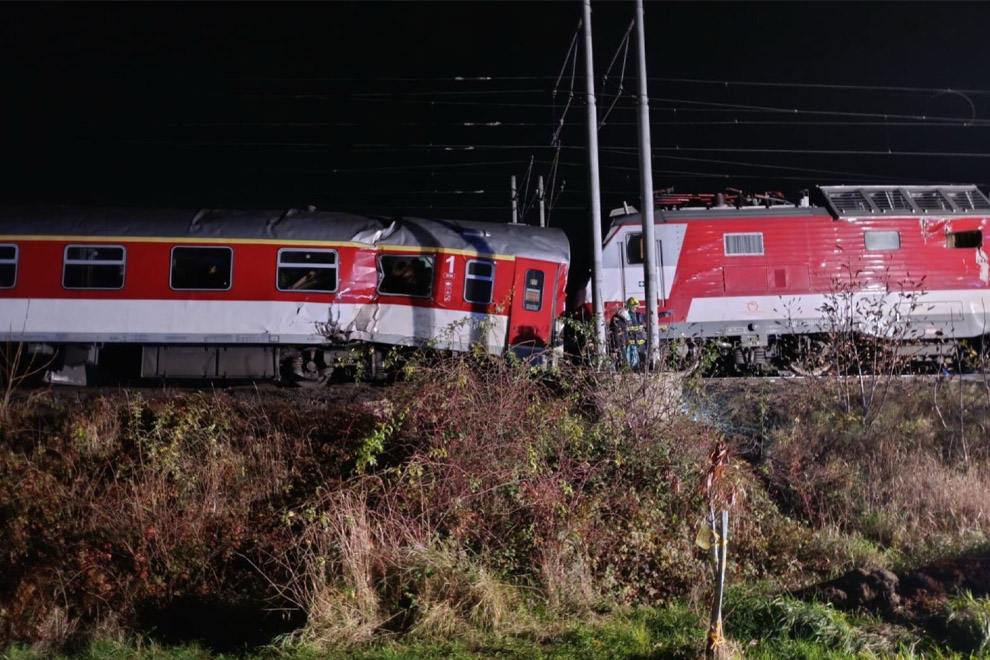 Zrážka dvoch vlakov medzi Bratislavou a Pezinkom, na mieste zasahujú hasiči a záchranári